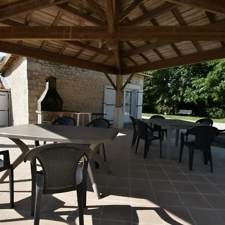 Nonac, 5 Pieces, 8 Personnes - Fr-1-653-43 بيت للعطل